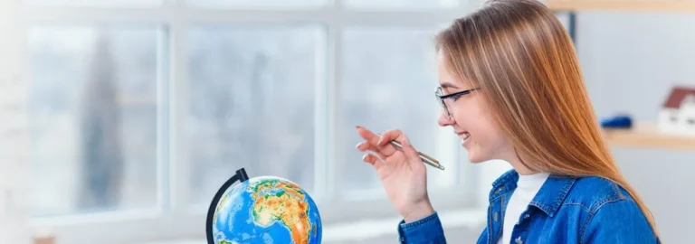 Estudiante evalúa cuales son los mejores países para estudiar inglés en el extranjero.