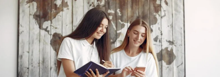 Dos estudiantes interesadas en cursos de idiomas en el extranjero consultan cuales son los requisitos que deben de cumplir.