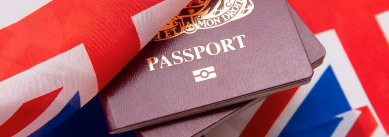 Documento de viaje junto a la bandera de Gran Bretaña para revisar quiénes necesitan visa para entrar a Inglaterra.