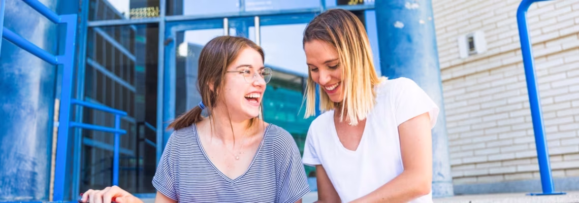 Estudiantes en Montreal durante una experiencia bilingüe de aprender dos idiomas (inglés y francés)