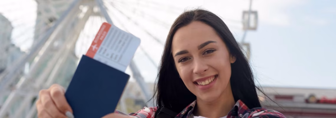 Mujer con pasaporte y pasaje lista para viajar a Inglaterra a estudiar inglés