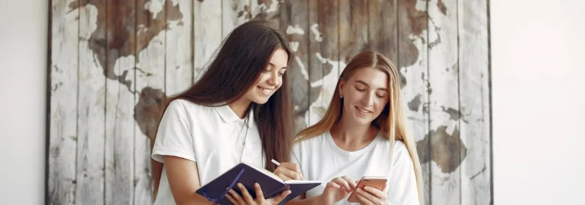 Dos estudiantes interesadas en cursos de idiomas en el extranjero consultan cuales son los requisitos que deben de cumplir.